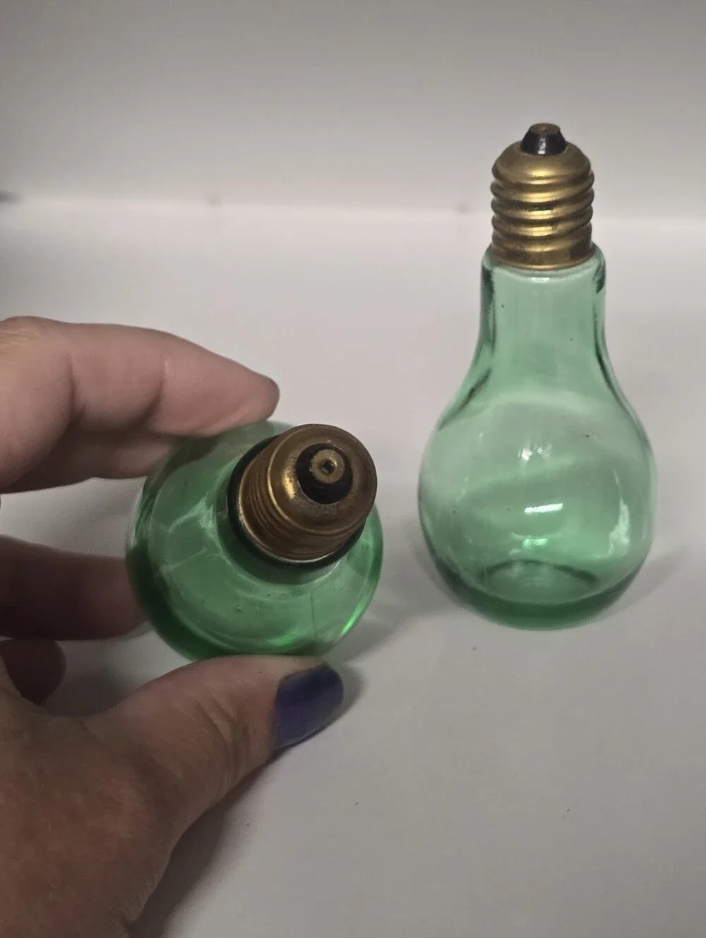 Green Glass Bulb-Shaped Decorative  Salt And Pepper Shaker